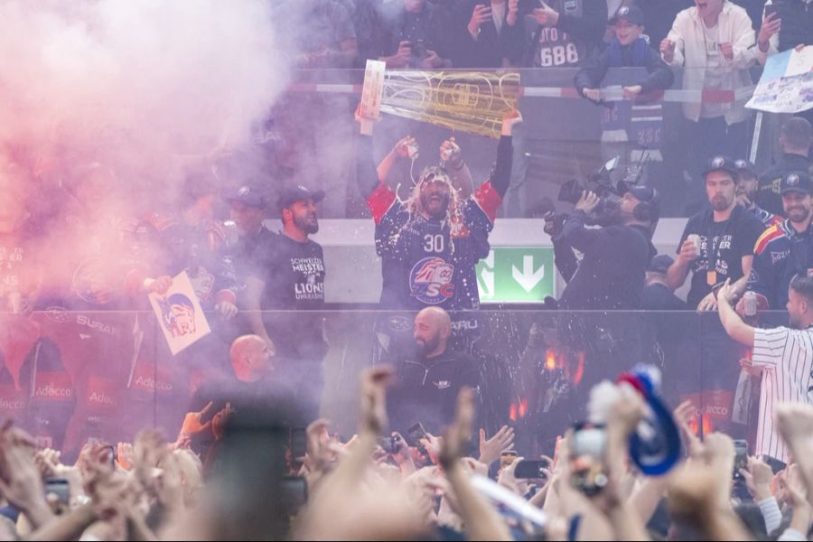 Pokal hoch, Bier auf den Kopf: Goalie Hrubec jubelt über den Meistertitel.