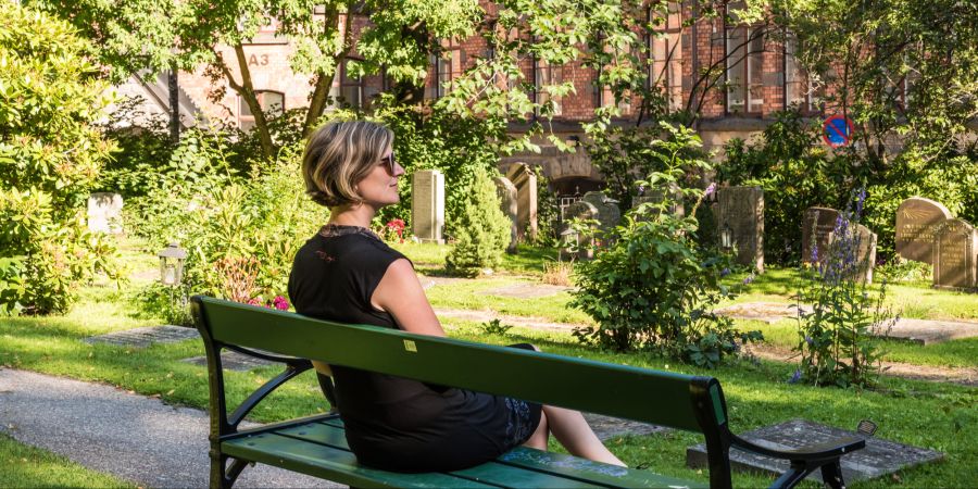 Frau Friedhof Gräber Sommer