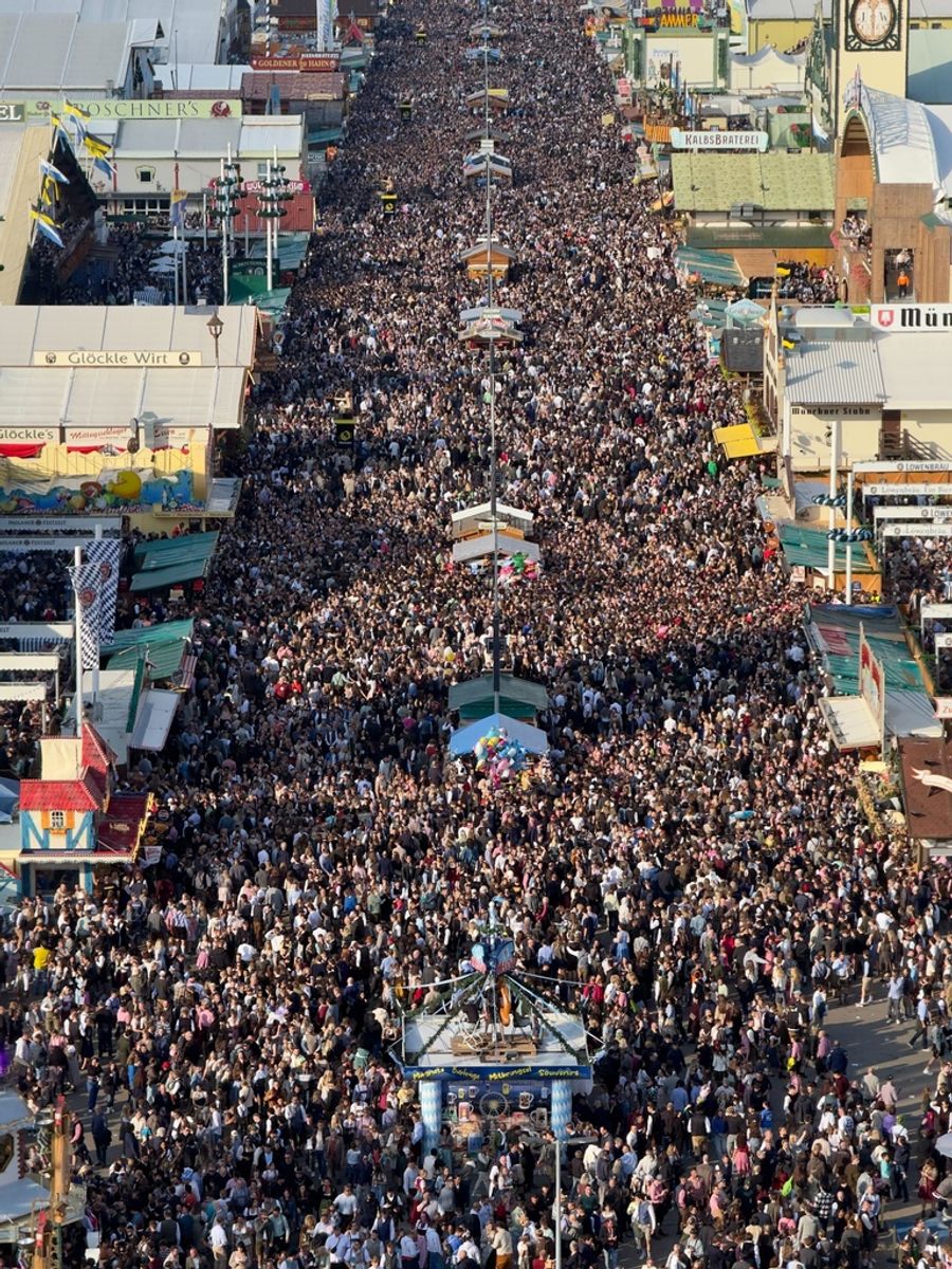 Am Samstagnachmittag befanden sich Schätzungen zufolge über 300'000 Menschen auf der Wiesn.