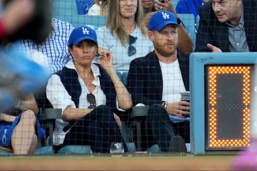 Prinz Harry und Ehefrau Meghan verfolgen das Spiel von der ersten Reihe aus.