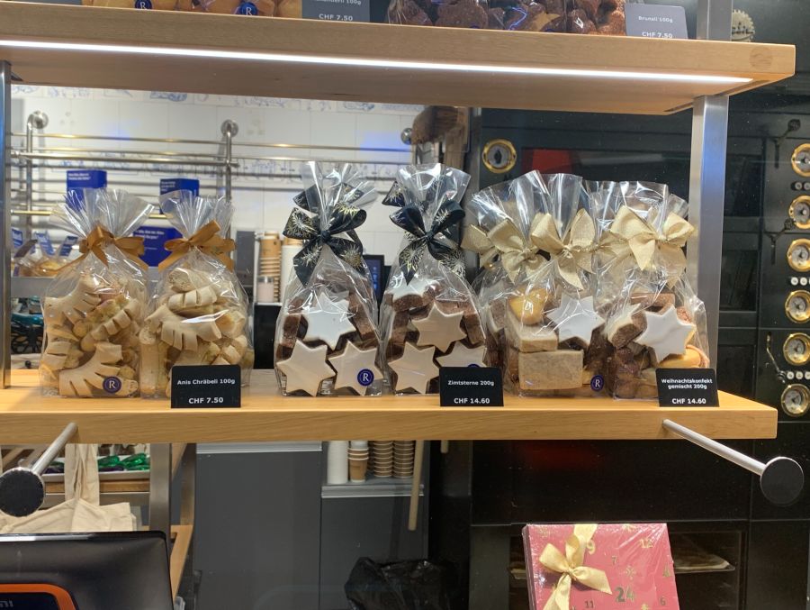 Günstiger ist der Weihnachtskonfekt in der Berner Bäckerei Reinhard – obwohl auch diese Guetzli nicht vom Fliessband kommen.