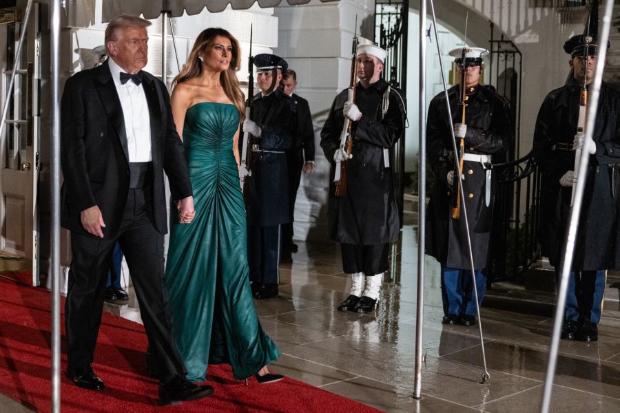 Trump und Gattin Melania ganz edel beim Empfang von Kronprinz bin Salman aus Saudi-Arabien. Weniger edel waren Trumps Aussagen Tage zuvor gegenüber einer Journalistin von Bloomberg.