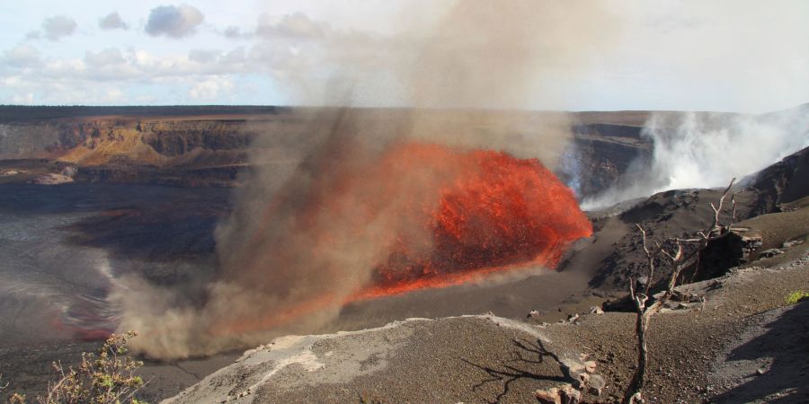 Der Kilauea-Vulkan auf Hawaii spuckt Lavafontänen.