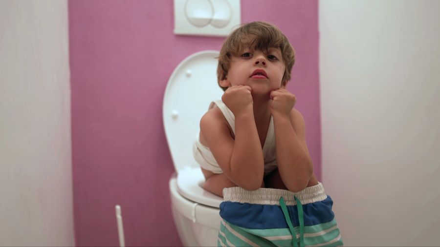Kind auf einer Toilette