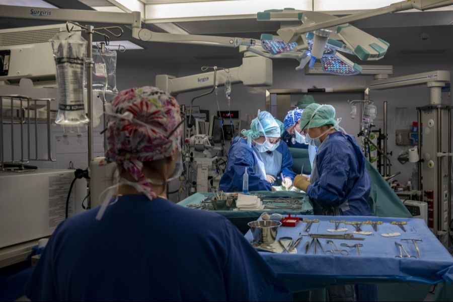 Patienten mit Zusatzversicherung zahlen für Operationen teils deutlich mehr als Menschen, die nur über die Grundversicherung verfügen. (Symbolbild)