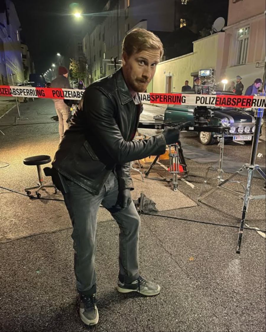 Dabei kommt er kriminellen Machenschaften auf die Spuren.