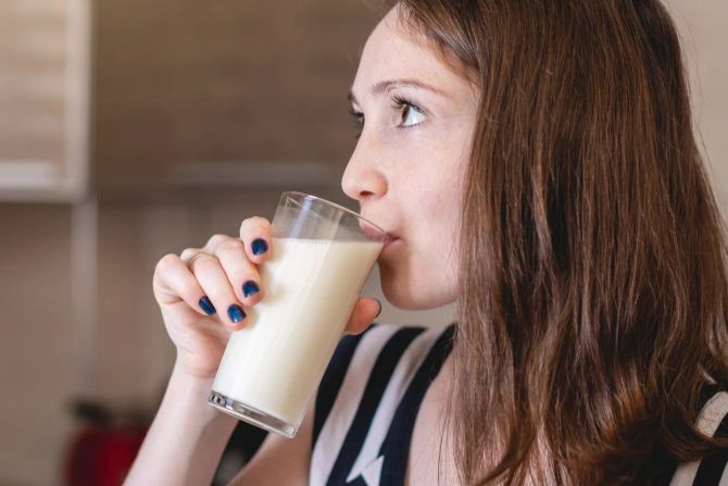 Frau trinkt Hafermilch