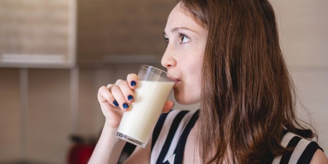 Frau trinkt Hafermilch