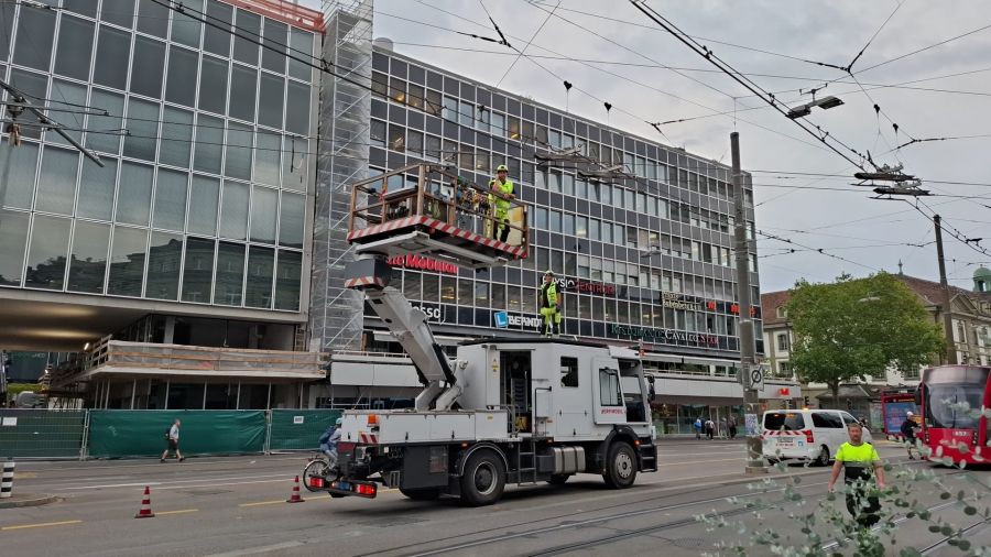 Zwischen den Haltestellen Bern Hirschengraben und Bern Hauptbahnhof laufen Arbeiten an den Stromleitungen.