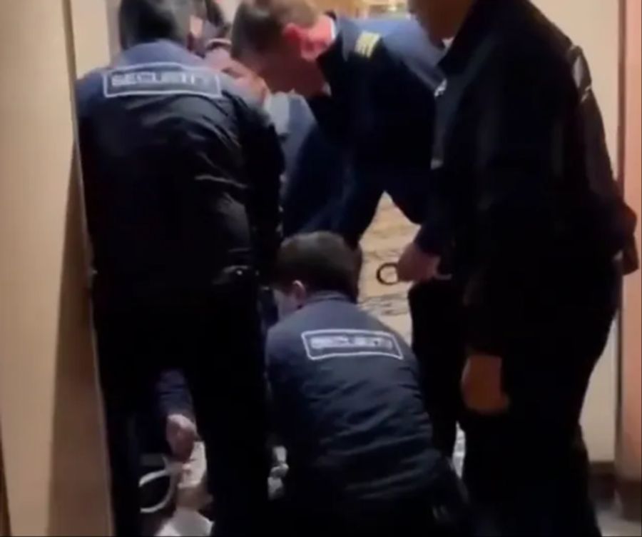 Daraufhin eskalierte die Situation. Der Mann trat gegen Türen und wurde anschliessend vom Sicherheitspersonal festgehalten.