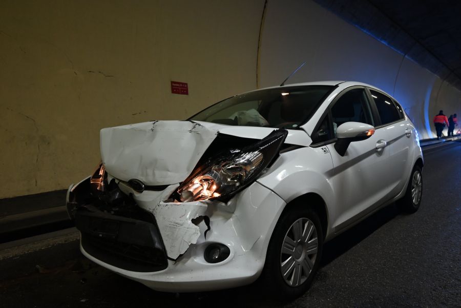 Bei einer Auffahrkollision auf der A1 wurde eine Frau verletzt.