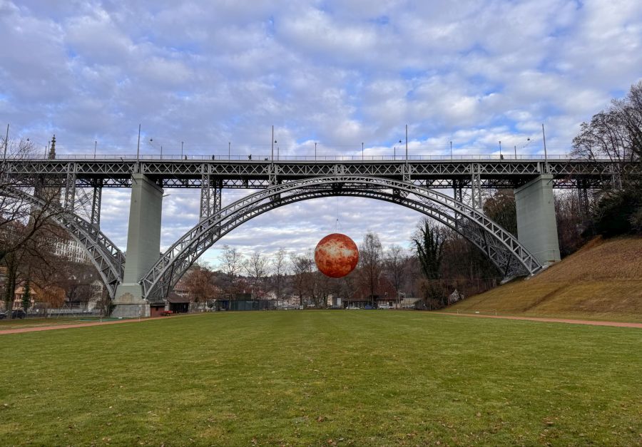 Bis am 10. Januar 2026 hängt die Lichtkugel, die den Planeten Venus darstellt, unter der Kirchenfeldbrücke im Berner Schwellenmätteli.