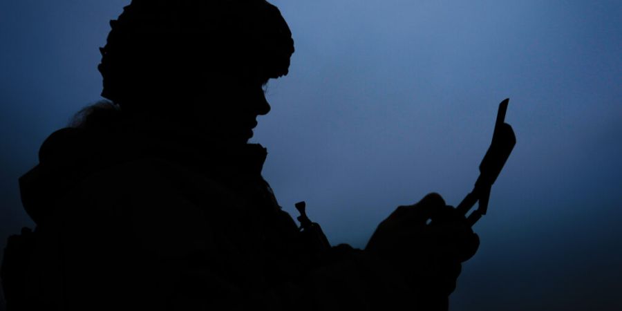 ARCHIV - Eine ukrainische Drohnenoperatorin der Einheit Kraken 1654, Rufzeichen Imla, fliegt eine Vampire-Drohne während einer Demonstration für The Associated Press in der Oblast Cha...