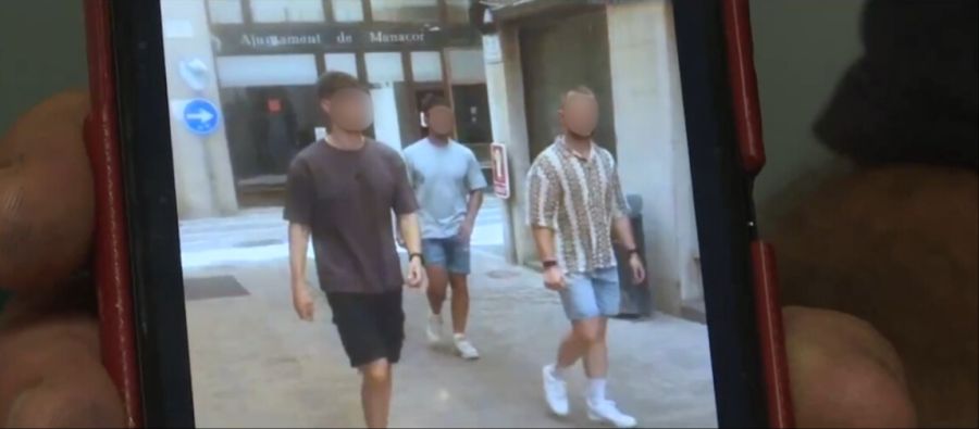 Die Taxifahrt endete für den Fahrer in einem Albtraum. Mehrere Polizisten verprügelten ihn wegen eines angeblichen Diebstahls.