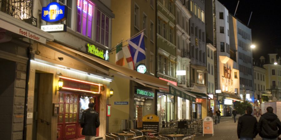 Bei der Steinenvorstadt in Basel ist in der Nacht auf Sonntag ein 28-Jähriger von Unbekannten schwer verletzt worden. Er musste in den Notfall gebracht werden. (Archivbild)