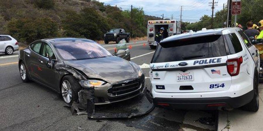 Tesla Unfall Polizeiwagen Autopilot