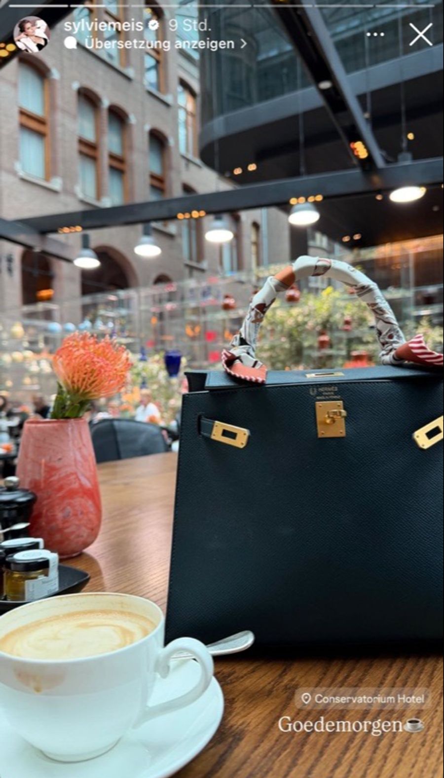 Das Hermès-Täschli von Moderatorin Sylvie Meis liegt beim Kaffee-Trinken auf dem Tisch.