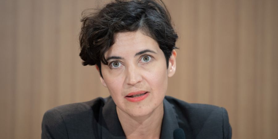 ARCHIV - Anna-Lena von Hodenberg, Geschäftsführerin der HateAid Gmbh, spricht während einer Pressekonferenz zur Gründung der Organisation. Foto: Soeren Stache/dpa