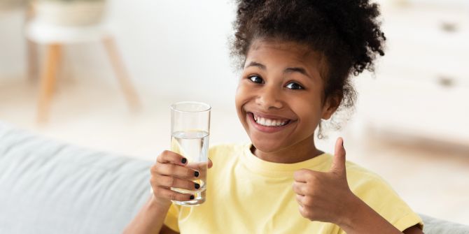 Frau Trinkwasser Glas Daumen hoch