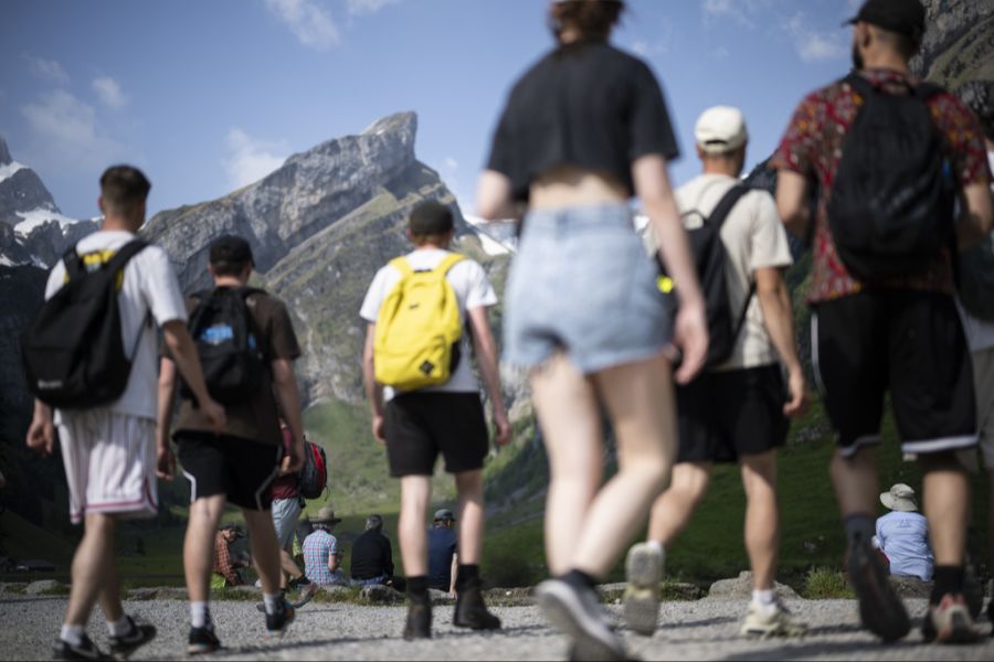 Viele Wanderer, darunter auch viele Touristen, nutzen lieber das Auto statt die ÖV-Angebote. (Archivbild)