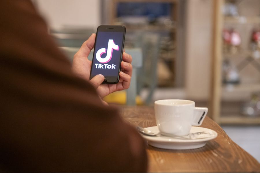 Diese Flut an KI-Videos verdirbt vielen Social-Media-Nutzern die Lust am Scrollen. (Symbolbild)