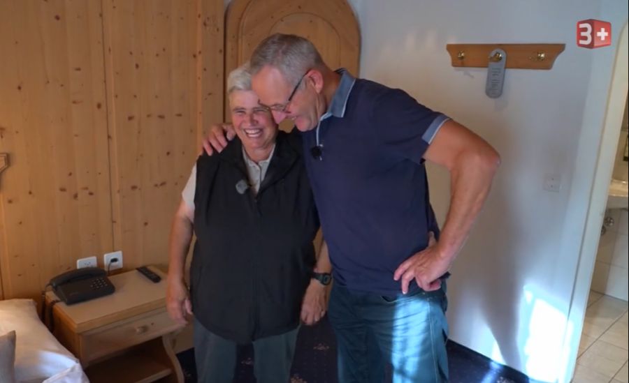 Der Bäuerin gefällt das Hotelzimmer sehr gut.