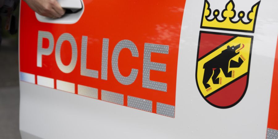 Die Berner Kantonspolizei musste die Nachfahrt eines flüchtigen Autolenkers abbrechen, konnte ihn aber später an seinem Wohnort anhalten. (Symbolbild)