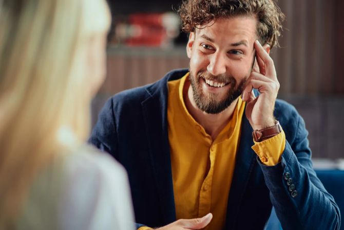 Lächelnder Mann, Frau, Gespräch