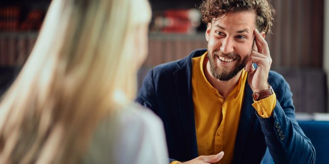Lächelnder Mann, Frau, Gespräch