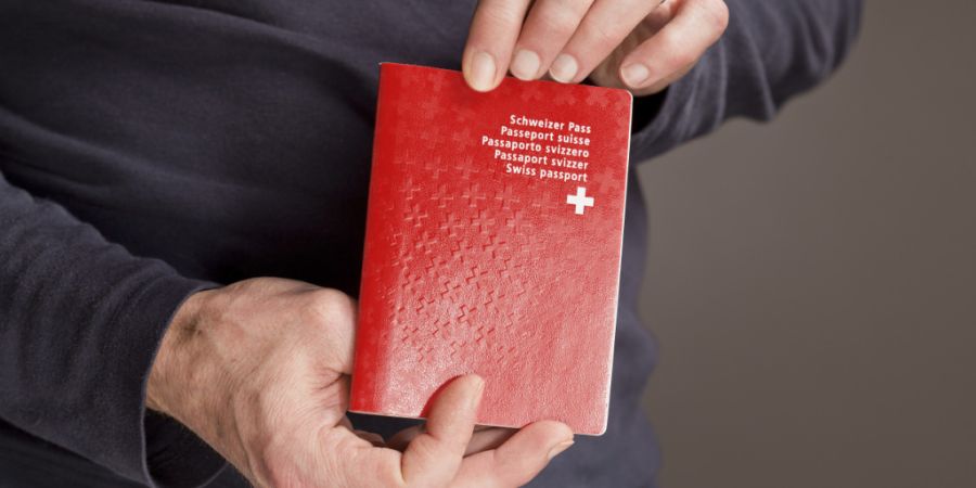 Die SVP des Kantons Zug forderte, dass Personen für höhere, leitende Funktionen zwingend den Schweizer Pass besitzen müssen. (Symbolbild)