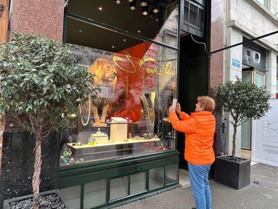 Mit Erfolg: Viele Passantinnen und Passanten bleiben stehen und machen Fotos.