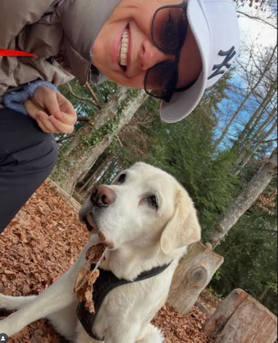 Gemeinsam durch Sonne und Regen: Francine Jordi und ihr Hund Theo.