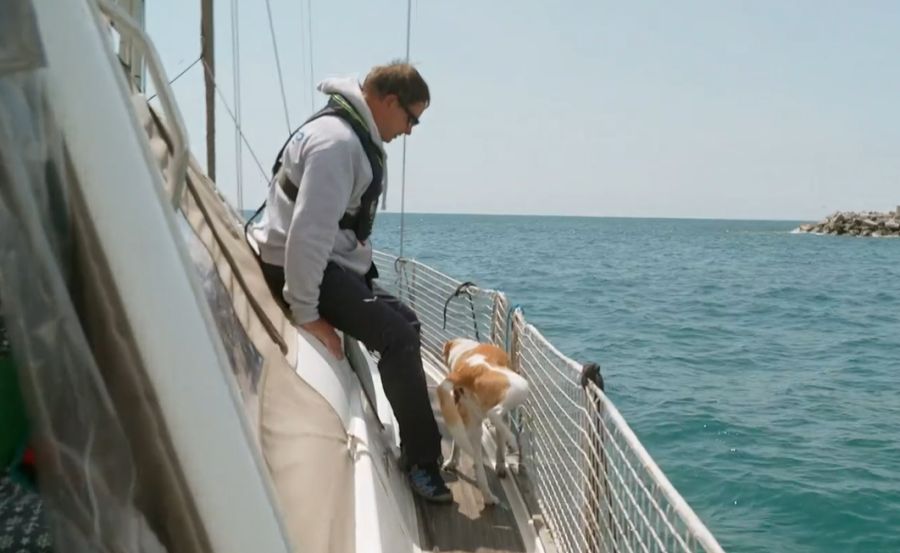 Manchmal geht es Vierbeiner Alexis zu lang – dann muss er über Bord pinkeln.