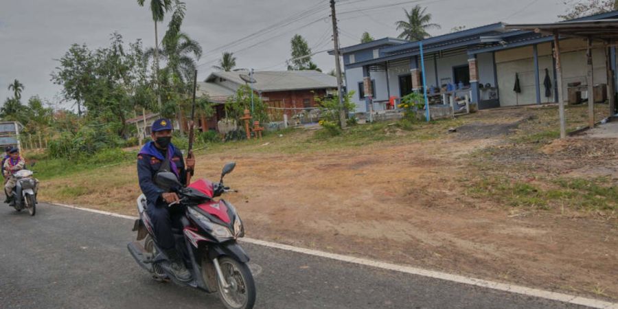 Freiwillige der Dorfsicherheit patrouillieren in der Gemeinde, während die Dorfbewohner in ein Evakuierungszentrum inmitten des anhaltenden Grenzkonflikts zwischen Thailand und Kambods...