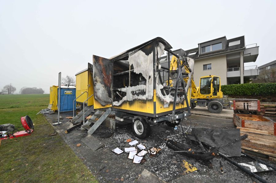 Der Baustellenwagen brannte vollständig aus.