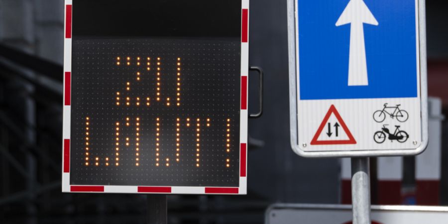 Die Autoposer liessen sich durch dieses Lärmdisplay nicht ruhigstellen. Die Massnahme habe keine präventive Wirkung, so die Stadt Zürich. (Archivbild)