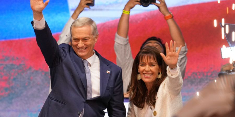 dpatopbilder - Der Präsidentschaftskandidat Jose Antonio Kast von der oppositionellen Republikanischen Partei und seine Frau Maria Pia Adriasola winken ihren Anhängern zu, nachdem er ...