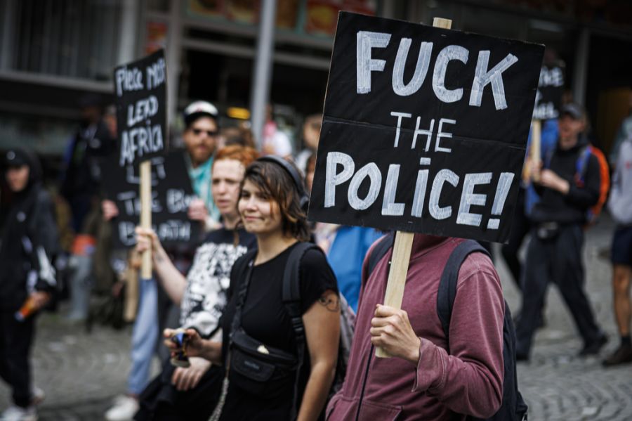 Einen Besucher schockierte die Inszenierung. Gerade jetzt, wo die Spannungen mit der Polizei hoch sind, sei das unangemessen. (Symbolbild)