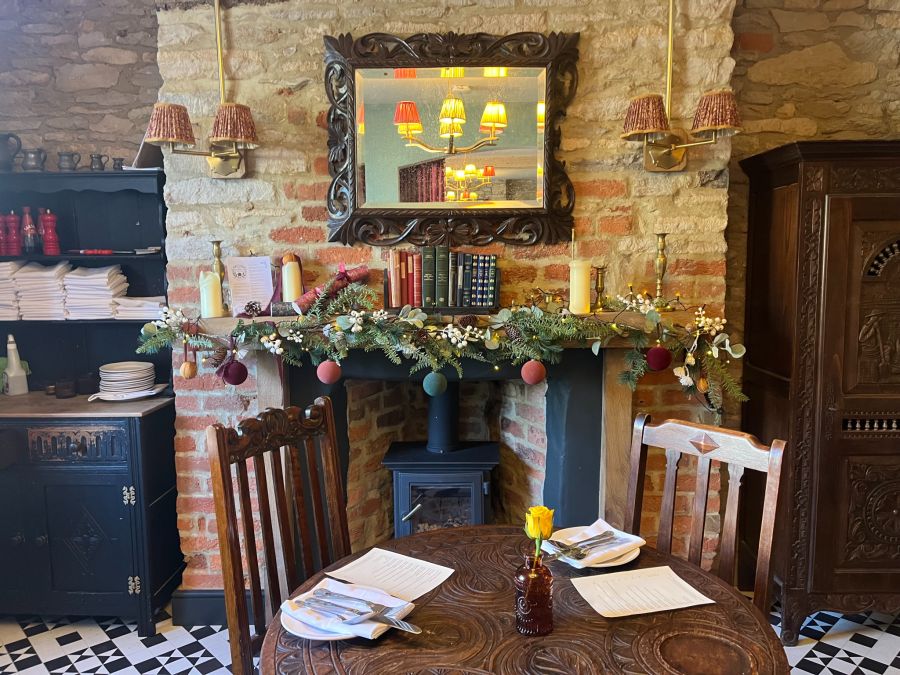 Market Tavern Pub mit Weihnachtsdekoration und Kamin.
