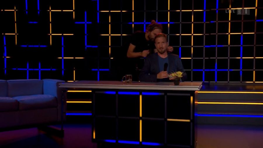 Die Sendung war live und darum versuchte die Technik die Panne schnell zu beheben.