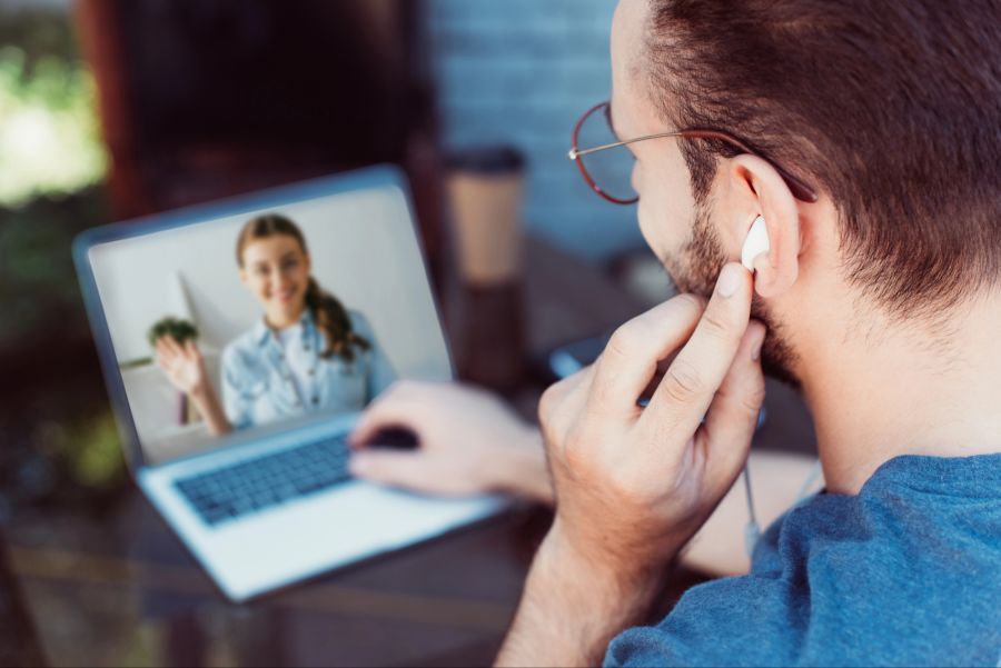Mann und Frau kommunizieren per Video