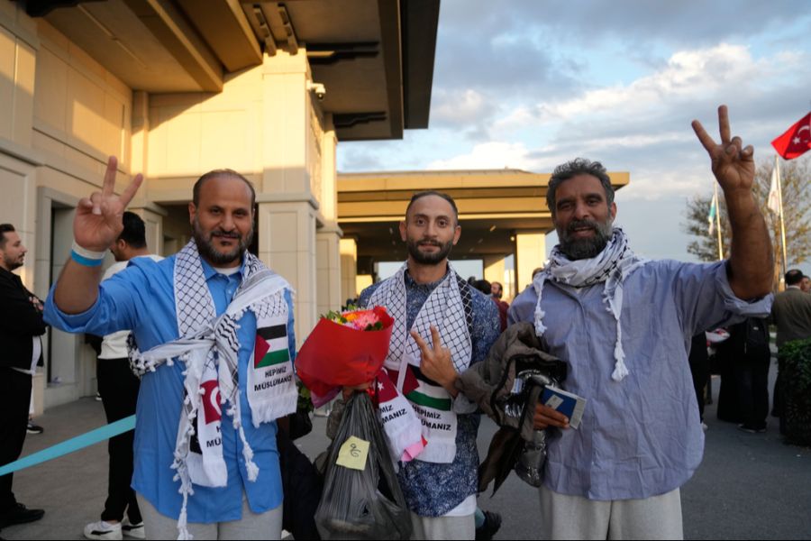 Diese Gaza-Aktivistinnen und -Aktivisten sind am Samstag in der Türkei angekommen: Diese Aktivisten kommen aus Kuwait.