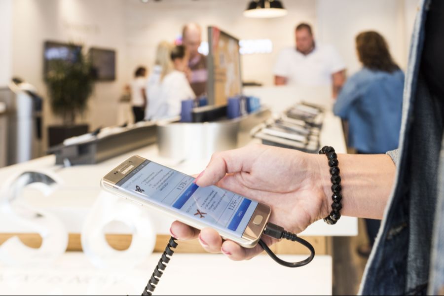 Swisscom nimmt den Mitarbeitenden in Schutz: Wichtig sei Transparenz gegenüber dem Kunden. Bei Geräten, die noch nicht in der Filiale seien, könne ChatGPT helfen.