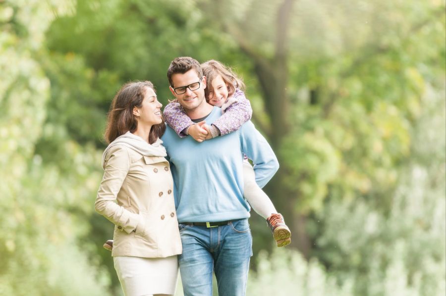 familie geht spazieren