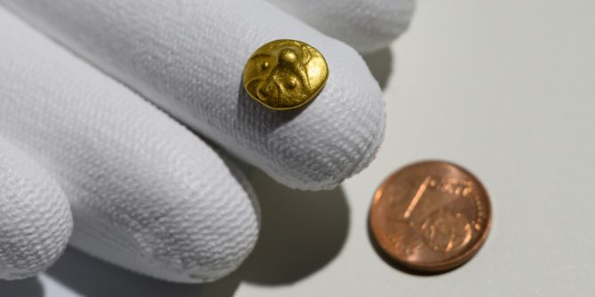keltische Goldmünze zum Grössenvergleich neben einer 1-Cent-Münze