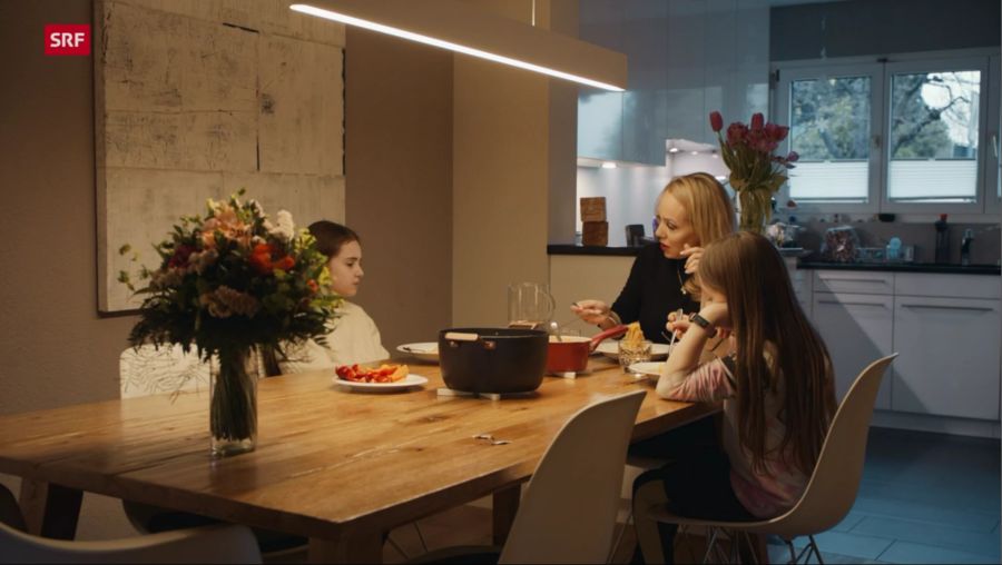 Auch beim Essen fehlt Philipp Kutter seiner Familie. Wenn Anja Kutter ihn im Spital besucht, werden seine beiden Töchter von Bekannten betreut.