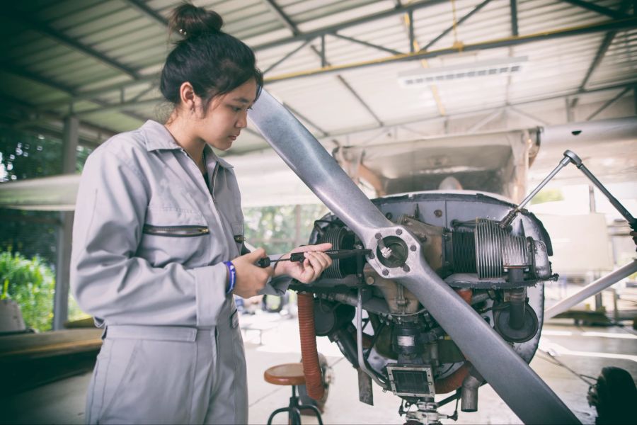 Asiatische Flugzeugmechanikerin.