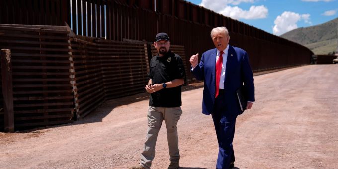 Trump besichtigt die US-Südgrenze zu Mexiko in Sierra Vista im Bundesstaat Arizona. trump