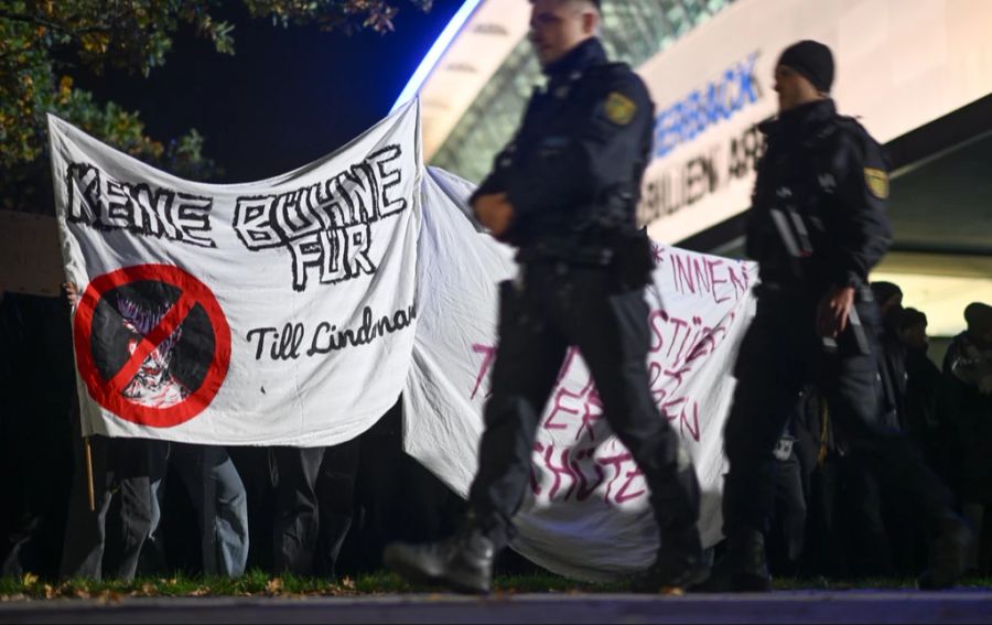 «Keine Bühne für Till Lindemann» steht auf einem Banner während einer Protestkundgebung an der Arena Leipzig. (Archivbild)