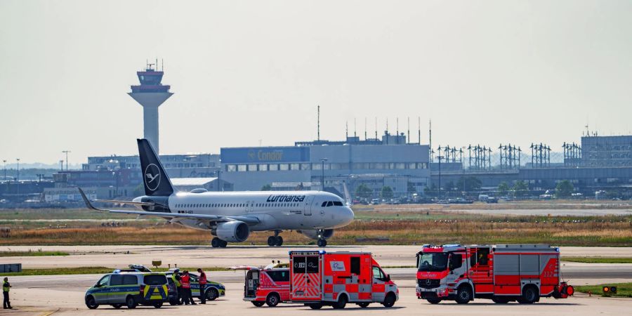 Nach einer Störaktion am Frankfurter Flughafen gibt es Durchsuchungen bei der Letzten Generation. (Archivild)